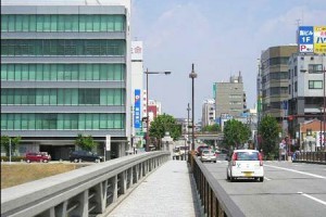 【1】東岡崎から見て殿橋を北へ向かってください。国道1号線を通過します。