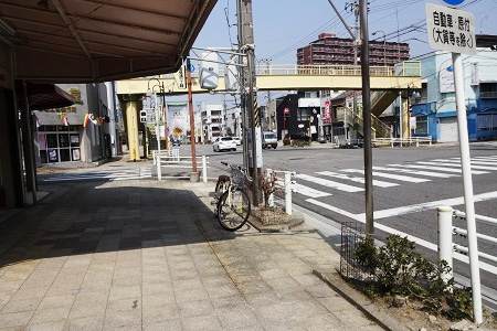 【2】岡崎の繁華街康生北交差点も通り越してください。歩道橋が見えてきたら、次の信号を左折します。